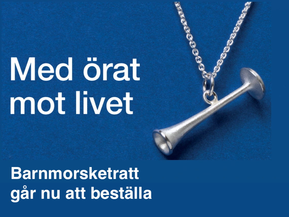 Barnmorsketratt I silver mot blå bakgrund.